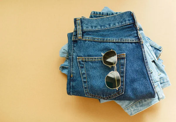 Bild von Jeans mit Brille auf handwerklichem Holzgrund — Stockfoto