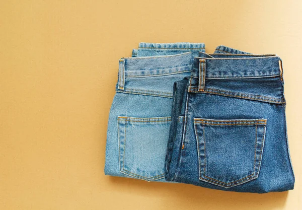 Bild von Jeans auf handwerklichem Holzgrund — Stockfoto