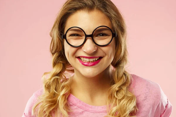 Porträt einer schönen jungen Frau mit lustiger Brille über rosa B — Stockfoto