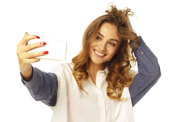 Retrato de una hermosa mujer joven haciendo selfie en el teléfono inteligente —  Fotos de Stock