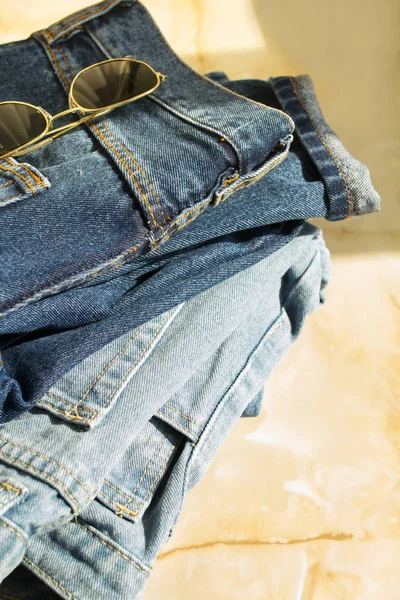 Bild von drei Jeans mit Brille auf hellem Hintergrund — Stockfoto