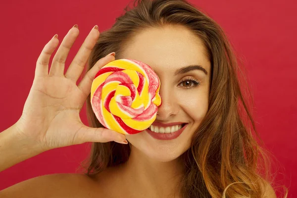 빨간 bac에 달콤한 사탕을 들고 행복 한 예쁜 여자의 초상화 — 스톡 사진