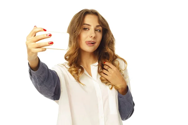 スマート フォンで selfie を作る美しい若い女性の肖像画 — ストック写真