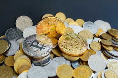 Altın para üzerinden üç altın bitcoin resmi. Dijital para c