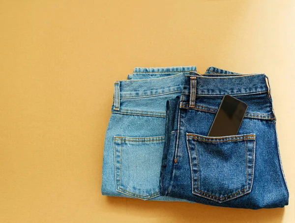 Bild von zwei Jeans mit Handy in der Tasche — Stockfoto