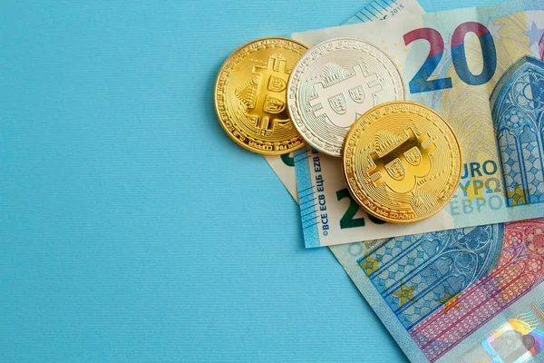 Euro para üzerinden altın bitcoins resmi. Dijital para kavramı. — Stok fotoğraf