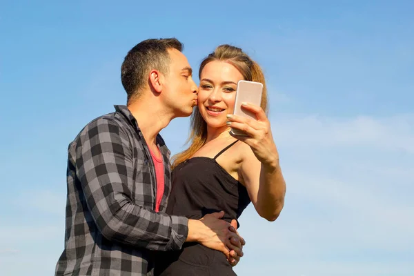 Két fiatal gyönyörű férfi és nő, alkalmi ruha, így selfi — Stock Fotó
