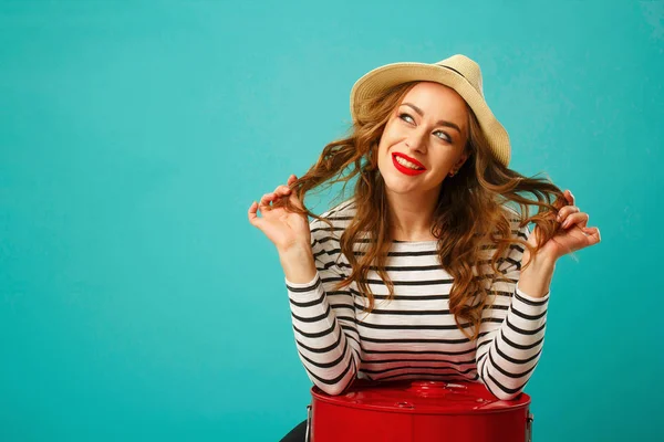 Retrato de joven hermosa rubia en sombrero con coqueteo exp —  Fotos de Stock