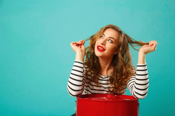 Retrato de la joven hermosa mujer rubia mirando hacia arriba sobre bac azul —  Fotos de Stock