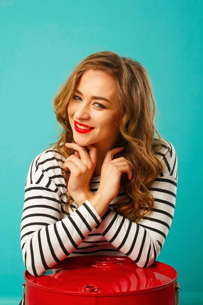 Retrato de mujer hermosa joven sobre fondo azul — Foto de Stock