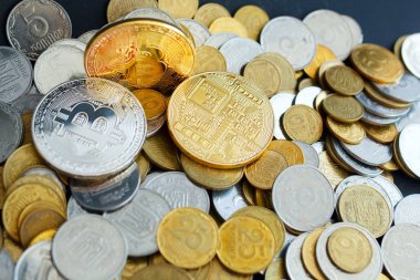 Altın para üzerinden üç altın bitcoin resmi. Dijital para c