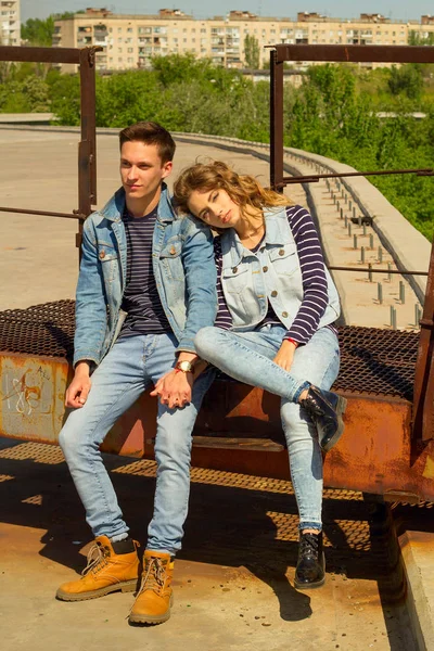 Unga vackra attraktiva mode par jeans kläder — Stockfoto