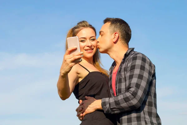 Két fiatal gyönyörű férfi és nő, alkalmi ruha, így selfi — Stock Fotó
