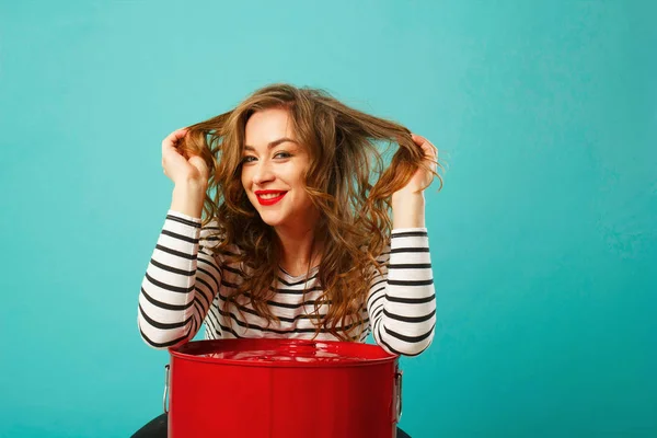 Porträt einer jungen schönen blonden Frau auf blauem Hintergrund — Stockfoto