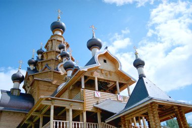 mavi gökyüzüne karşı ahşap kilise kubbeleri fotoğraf