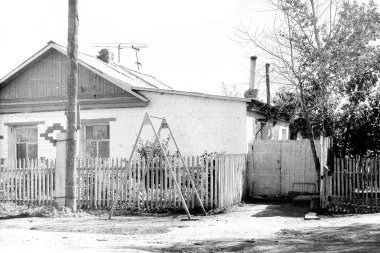 tuğla yapılmış bir eski ülke ev siyah beyaz fotoğraf