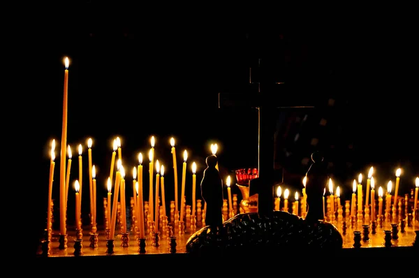 Kilise mum siyah arka plan üzerine bir sürü fotoğrafı