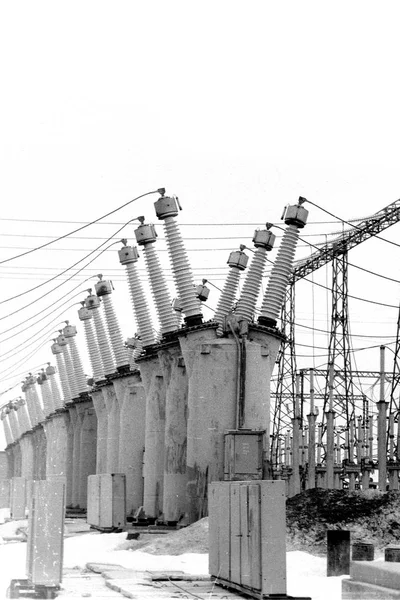 오래 된 전기 변전소 검은색과 흰색의 빈티지 사진 — 스톡 사진
