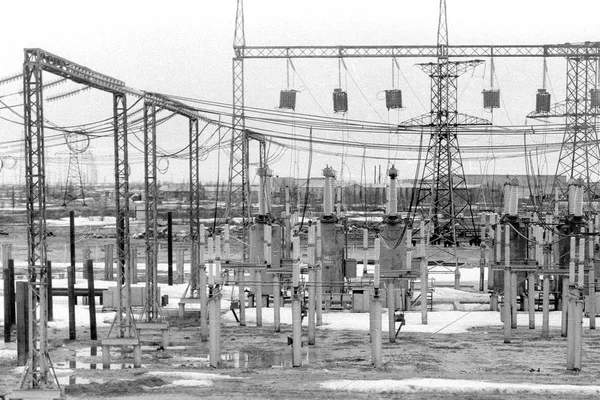 Foto vintage de la antigua subestación eléctrica en blanco y negro — Foto de Stock