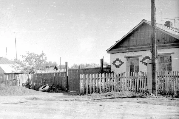 tuğla yapılmış bir eski ülke ev siyah beyaz fotoğraf