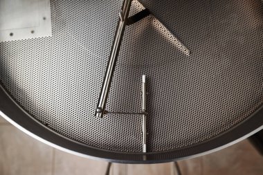 Kahve işlemek için teknoloji ve ekipman. Modern profesyonel kahve kızartma makinesinin ayrıntıları. Üst görünüm.