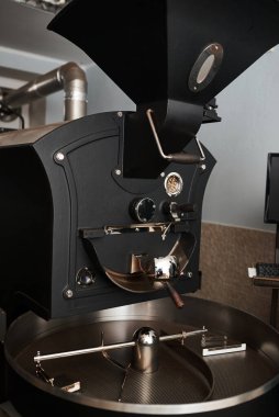 Kahve Kızartma Teknolojisi. Modern profesyonel kahve kızartma ekipmanları. Yakın plan..