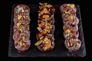 Siyah tahta tahtada çeşitli çikolatalı fındıklı kurabiyeler. Yakın plan..