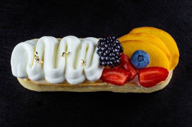 Meyveli, meyveli ve kremalı kek. Yakın plan..