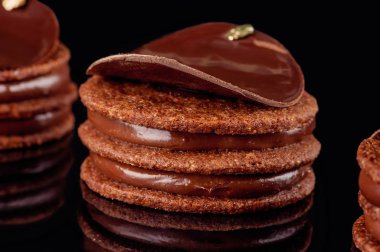 Orijinal çikolatalı pasta. Siyah arkaplan. Yakın plan..