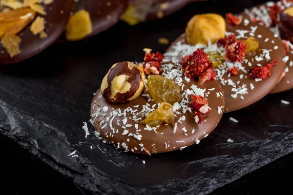 Fındıklı, kuru üzümlü ve hindistancevizli çikolatalı kurabiyeler. Yakın plan..