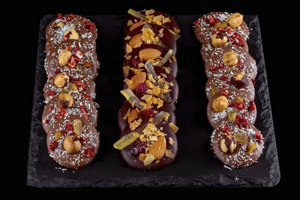 Siyah tahta tahtada çeşitli çikolatalı fındıklı kurabiyeler. Yakın plan..