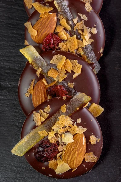 Siyah arka planda çikolatalı fındıklı kurabiyeler. Üst görünüm.
