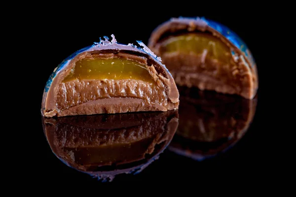 Leckere Handgemachte Bonbons Mit Schokoladen Und Marmeladenfüllung Schwarzer Hintergrund Nahaufnahme — Stockfoto