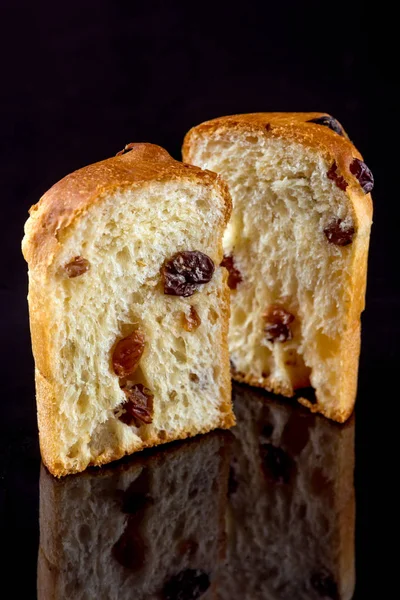 Siyah ayna yüzeyinde taze pişmiş kuru üzümlü kek dilimleri. Yakın plan..