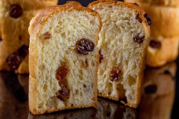 Kuru üzümlü kek dilimleri. Yakın plan..