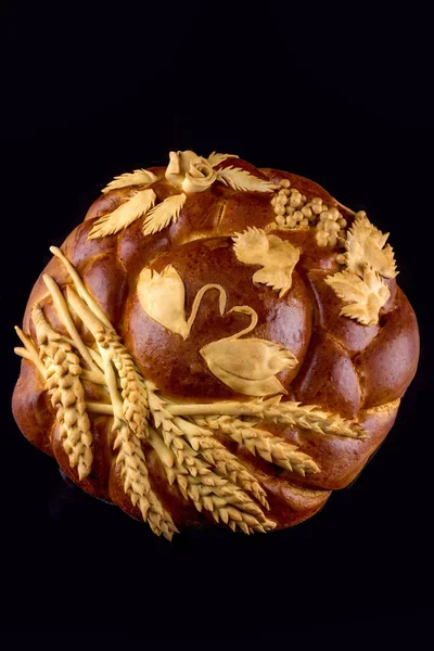 Traditionellt Festligt Bröd Svart Bakgrund Ovanifrån — Stockfoto