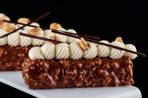 Schokolade Nuss Kuchen Mit Sahne Nüssen Und Schokoladenstäbchen Verziert Schwarzer — Stockfoto