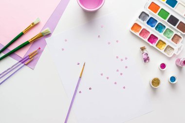 Sevgililer Günü. Boyalı küçük kalpler çiziyor. Üst görünüm.