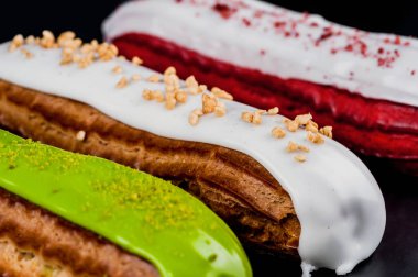 Farklı renklerde güzel ve lezzetli kremalı pastalar. Yakın plan..