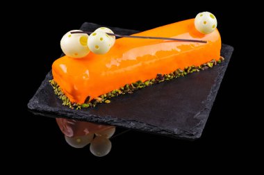 Orijinal turuncu jöleli tatlı. Siyah arkaplan. Yakın plan..