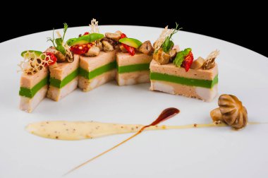 Beyaz tabakta soslu mantar aperatifi. Siyah arkaplan.