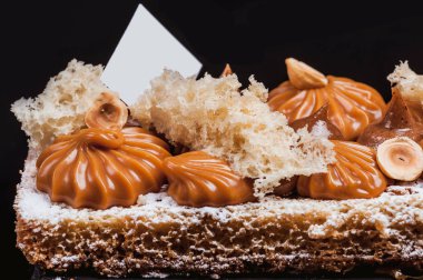 Denizcilik temalı taze, lezzetli bir pasta. Siyah arkaplan. Yakın plan..