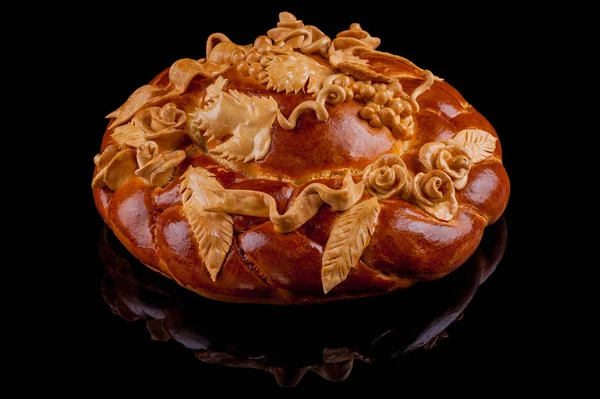 Köstliche Frisch Gebackene Festliche Traditionelle Hausgemachte Brot Schwarzer Hintergrund — Stockfoto