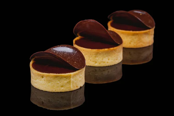 Смачне Печиво Прикрашене Шоколадом Чорній Поверхні Чорний Фон Закрити — стокове фото