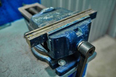 Çilingir işi için vintage mengene. Yakın plan..