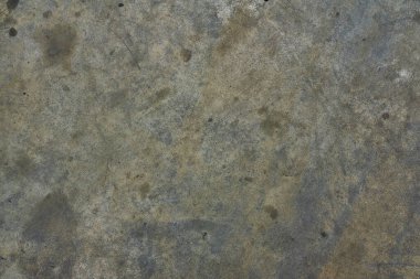 Beton zeminde bir sırada duran farklı araçlar kümesi.