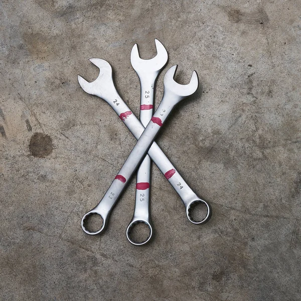 Square Image Three Chrome Wrenches Different Sizes Lying Crossed Concrete — Stock Photo, Image