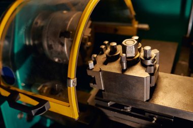 Atölyedeki torna makinesi. Torna tezgahının bir parçası. Metal endüstrisi konsepti.