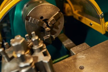 Kesiciyi yerine koy ve torbaya boşalt. Yakın plan..