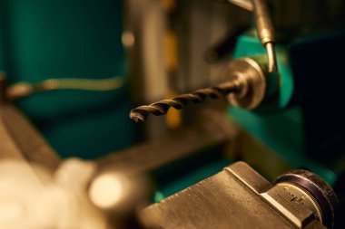 Torna tezgahında matkap. Metal İşletme Teknolojisi..